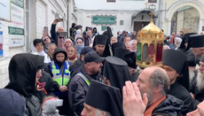 Police don’t allow Lavra’s monks who went out on cross procession to return