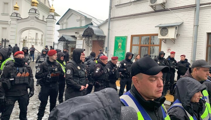 Police officers in the Lavra provide a "check" by the commission of the Ministry of Culture of the premises of the monastery. Photo: UOJ