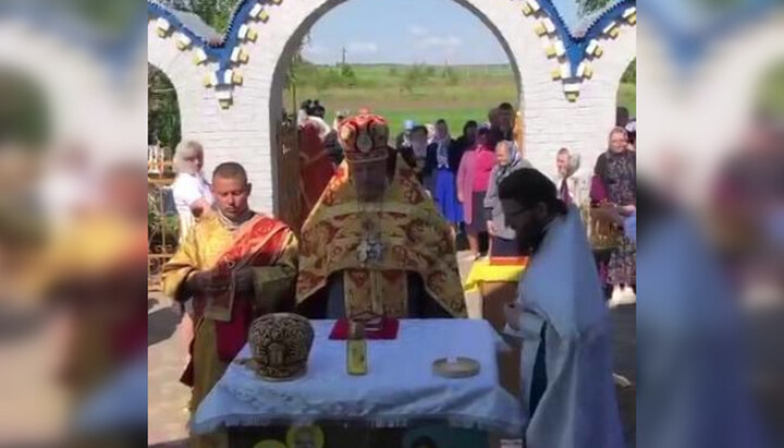 Liturgy on the patronal feast at the closed temple of the UOC in the village of Hilcha. Photo: screenshot of the video on the Telegram channel “Rivne. Holos Tserkvy