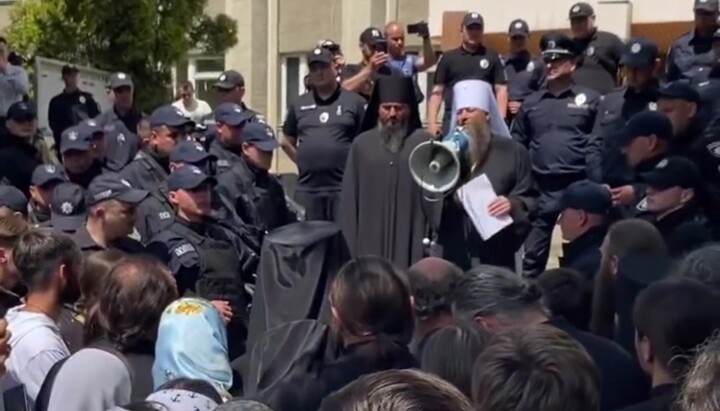 Believers of the UOC stand near the police department in Chernivtsi. Photo: Screenshot of a video posted by valera.shorodok on Instagram