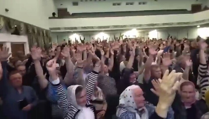 Residents of the Myronivka UTC vote against the OCU. Photo: screenshot of the video of the Pershy Kozatsky Telegram channel