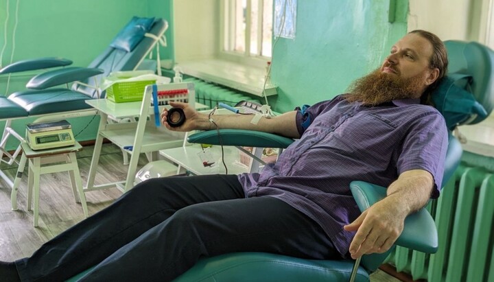 UOC clergymen in Nizhyn donate blood for servicemen. Photo: orthodox.cn.ua