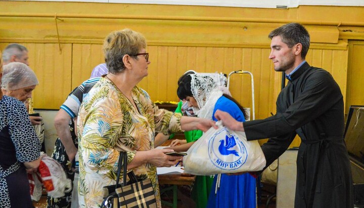 A handout of humanitarian aid at Sts Constantine and Helena’s Church in Kiev. Photo: Telegram channel 