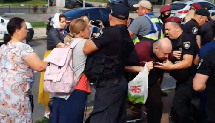 The police near the entrance to the monastery detain the believers. Photo: screenshot t.me/pravoslavie