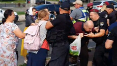 Police begin detaining believers at the entrance to the Lavra