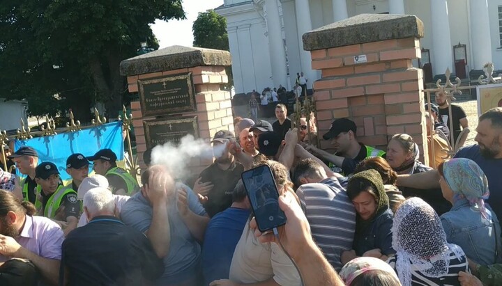 A law enforcement officer sprays tear gas towards UOC believers near the Transfiguration Cathedral in Bila Tserkva. Photo: UOJ.