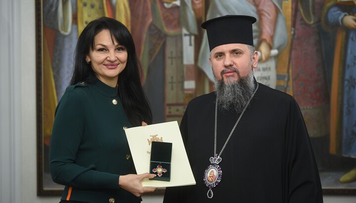 Liudmyla Marchenko receives another award from Epifaniy Dumenko. Photo: pomisna.info