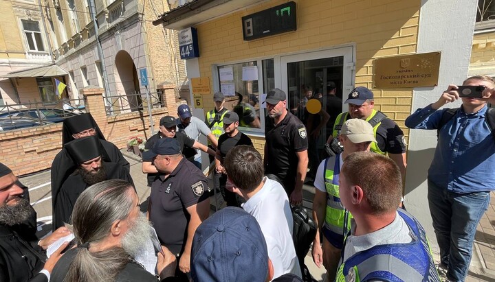 Kyiv-Pechersk Lavra monks and police officers near the building of the Economic Court of Kyiv. Photo: Lavra Now telegram channel