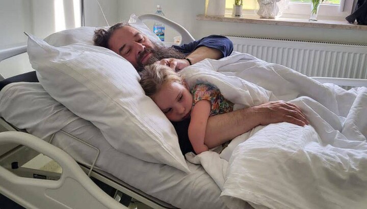 One of his adopted daughters came to see Met. Longin in the hospital. Photo: "Myriany"