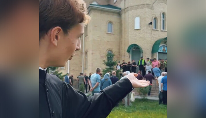 While the parishioners of the St. Michael Church were praying, OCU activists cut off the locks on it. Photo: telegram channel M. Pratsiuk