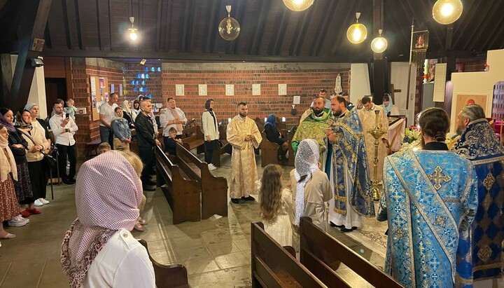 The service during the patronal feast of the parish of the UOC in Paris. Photo: vzcz.church.ua