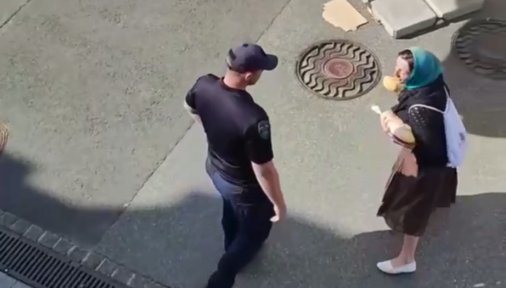 The police are preventing parishioners from passing bread into the besieged buildings of the Lavra. Photo: a screenshot from Fr Nikita Chekman’s Telegram channel