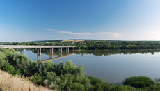 Law enforcers block pilgrims on the bridge to Khmelnytskyi region