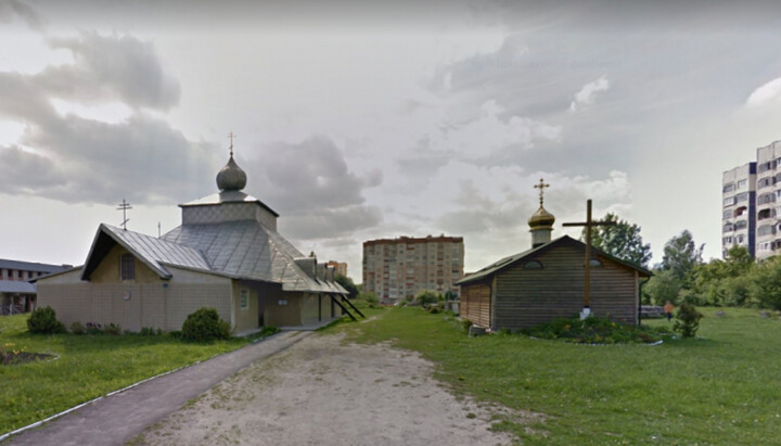 The plot on Chervonoi Kalyny Avenue in Lviv, where the UOC church stood (right). Photo: tvoemisto.tv