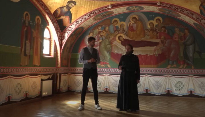 Lotysh conducting a tour of the residence of Metropolitan Onuphry in the Lavra. Photo: a screenshot of the Radio Liberty YouTube channel