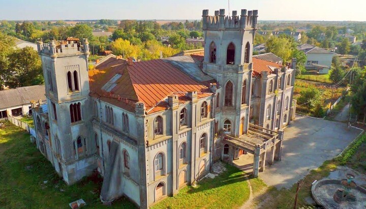 The estate in the urban-type settlement of Chervone, where the UOC convent is located. Photo: inok.info