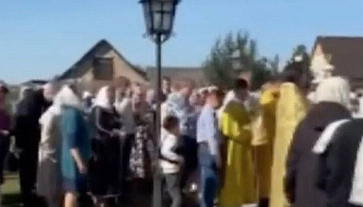 UOC believers in Kamin-Kashyrskyi praying in the street. Photo: screenshot of t.me/dozor_kozak1