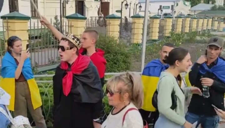 Anti-church “activists” at the Kyiv Pechersk Lavra. Photo: screenshot of video from the Telegram channel “Pershy Kozatsky”