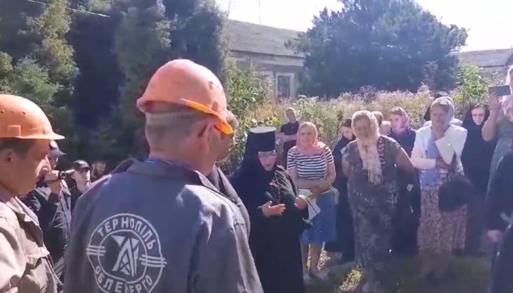 Employees of Ternopiloblenergo disconnected the Kremenets Monastery from the electricity supply. Photo: UOJ