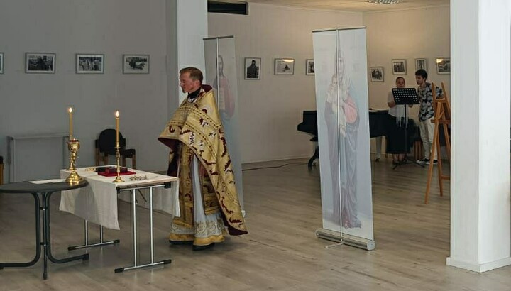 A worship service of the UOC community in Düsseldorf. Photo: spzh.news