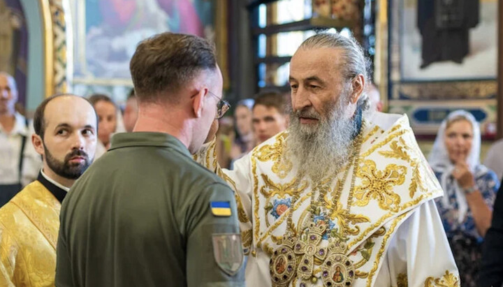 Metropolitan Onuphry anointing an AFU soldier with holy oil. Photo: news.church.ua