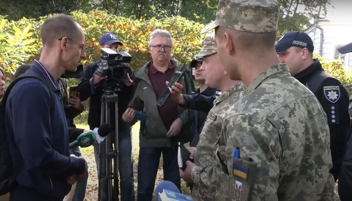 Lawyer Oleksandr Shamko talking to TCC and police officers. Photo: a video screenshot of suspilne.media