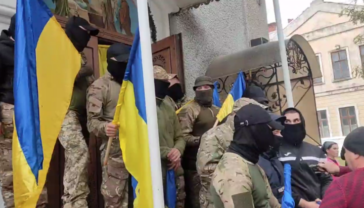 Church raiders in Vaslovivtsi. Photo: Telegram channel of the Chernivtsi Eparchy