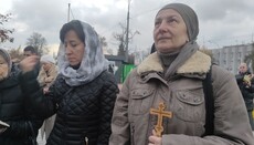 Priests and laity of UOC continue to stand in prayer at Kyiv Lavra