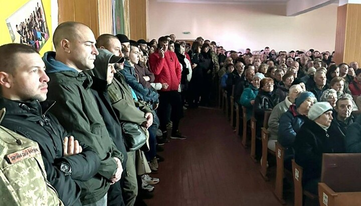 A meeting of church raiders in Ladyzhyn. Photo: Telegram channel "Ladyzhyn Info"