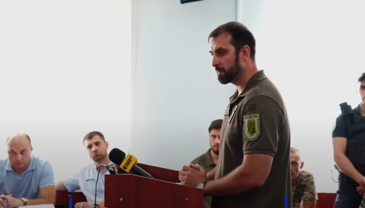 "Priest" of the OCU Nazar Zasansky in Cherkasy does not know in which language the Tomos of his structure is written. Photo: screenshot from the YouTube channel "Cherkasky Blahovisnyk"