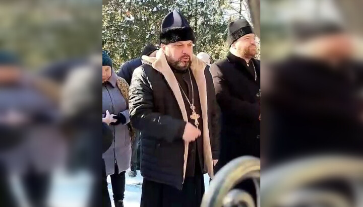 OCU "priests" "praying" in front of the temple taken away from the Orthodox. Photo: a video screenshot of the TikTok channel of the Kazan Church of the UOC in Ladyzhyn
