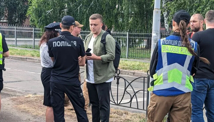 Maksym Tkachenko complaining to law enforcers. Photo: Raskolam.net