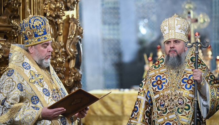 Former UOC Metropolitan Simeon Shostatsky congratulates Dumenko. Photo: pomisna.info