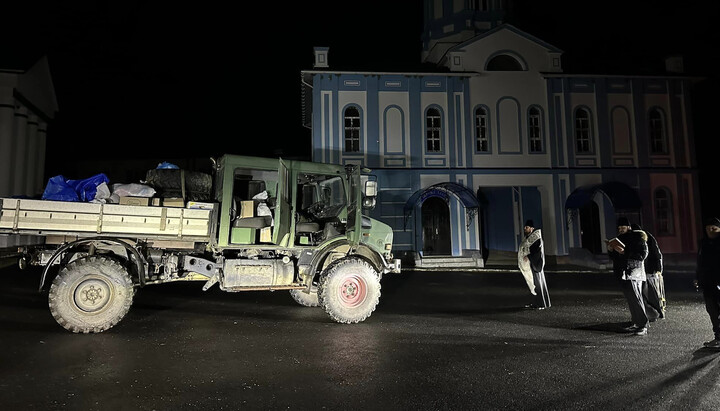 Archbishop Victor consecrates a car for the AFU. Photo: facebook.com/khmeparhiya