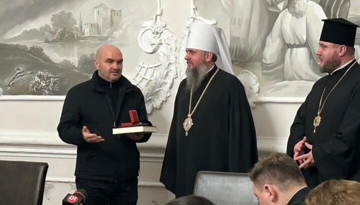 Serhiy Dumenko awards the organiser of the seizures of UOC churches in the Kyiv region, Serhiy Voznyi, for his support of the OCU. Photo: Telegram channel "Dozor_Kozak1"