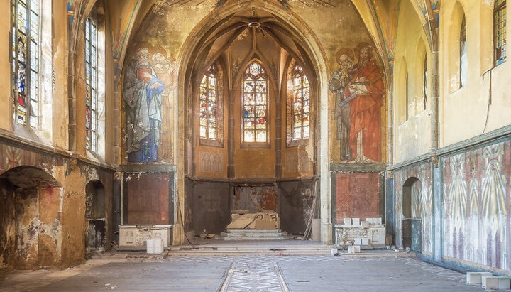 An abandoned temple. Photo: artheroes