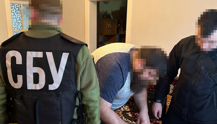 SBU officers and a UOC cleric. Photo: ssu.gov.ua