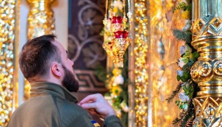 A warrior is praying in front of an icon of the God’s Mother. Photo: t.me/miryany