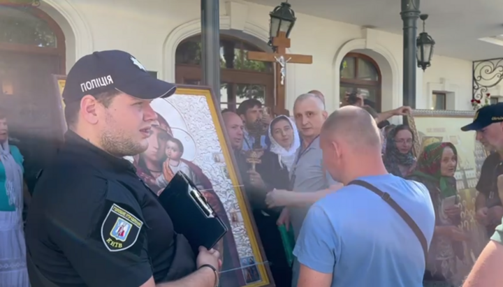 Law enforcers near the Lavra hotel. Photo: UOJ