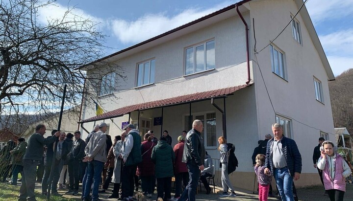 The territorial community decides the fate of the UOC parish after the provocation of deputies and the OCU in Vyzhenka. Photo: 0372.ua