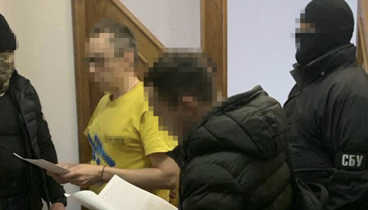 Representatives of the SBU serve suspicion to UOJ journalist. Photo: t.me/SBUkr