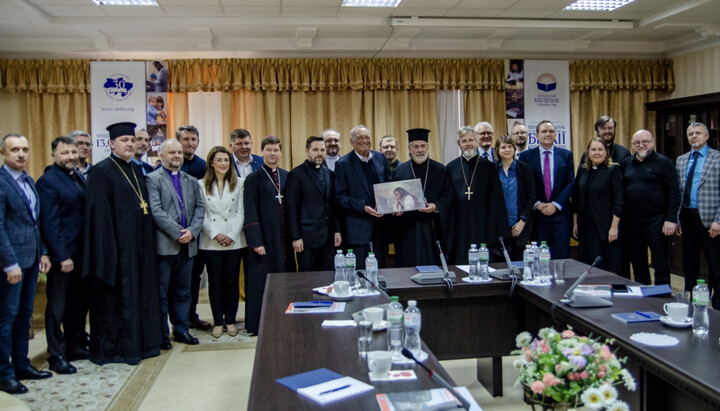 Representatives of the AUCCRO and the CEC. Photo: pomisna.info