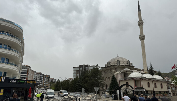 The debris of a minaret. Photo: Yeni Akit