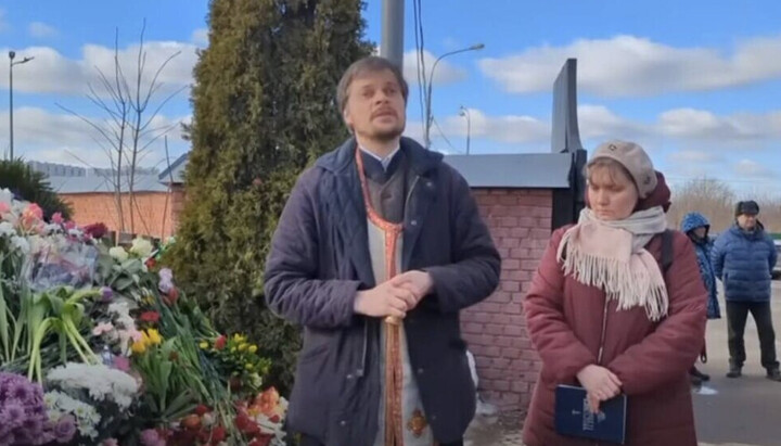 Priest Dimitri Safronov at the funeral service for Alexei Navalny. Photo: dzen.ru