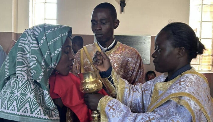 Deaconess Angelic administers communion to believers. Photo: orthodoxdeaconess.org