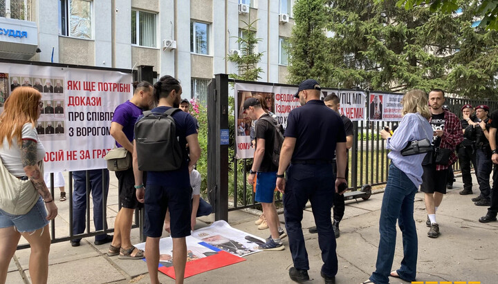 Provocateurs near the court building in Cherkasy. Photo: 18000