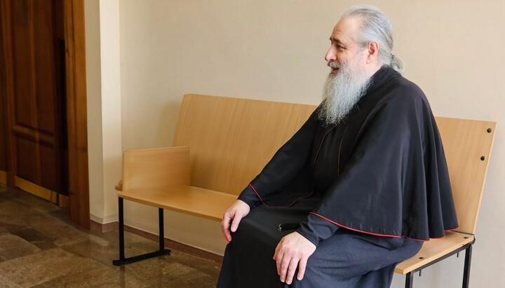 Metropolitan Arseniy in the courthouse. Photo: Sviatohirsk Lavra