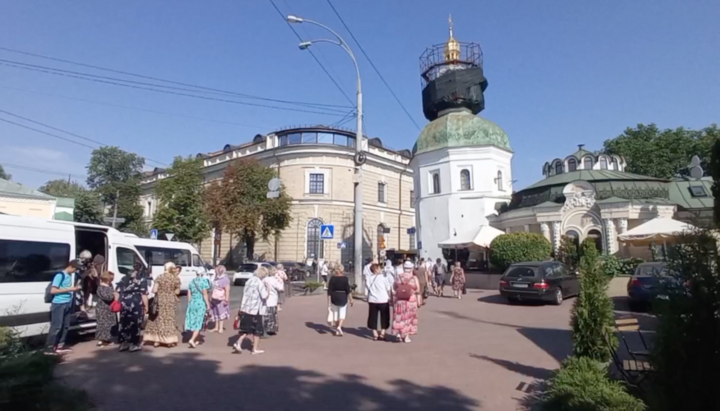 Supporters of OCU brought to Kyiv Caves Lavra for participation in events