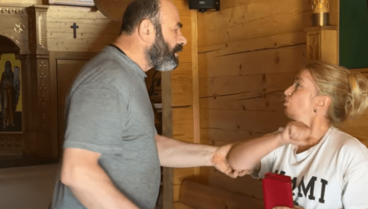 Abbot of the UGCC Monastery Ihnatiy Holynsky expels a woman from the church. Photo: galka.if.ua