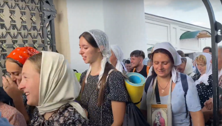 Believers in the procession are entering the Pochaiv Lavra. August 4, 2024. Photo: a screenshot from the Mir YouTube channel